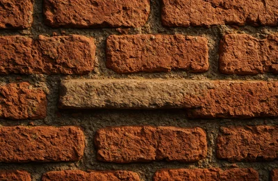 Detail van een oud bakstenen metselwerk met verweerde voegen